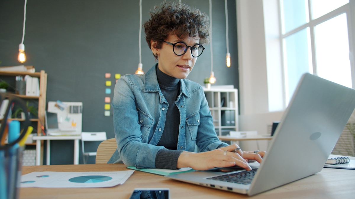 DPO professionnel travaillant sur la conformité RGPD de son organisation
