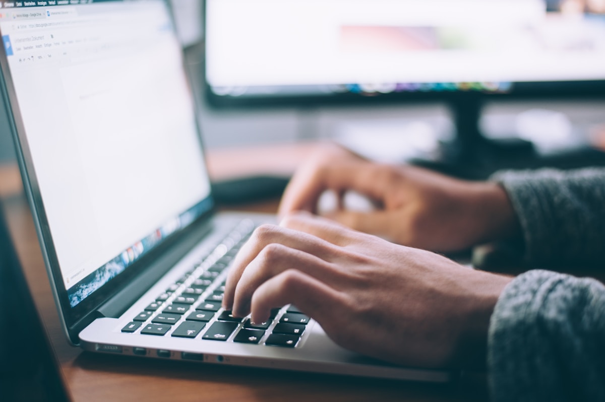 Entrepreneur configurant le recueil du consentement RGPD sur son site web - cookies et données personnelles