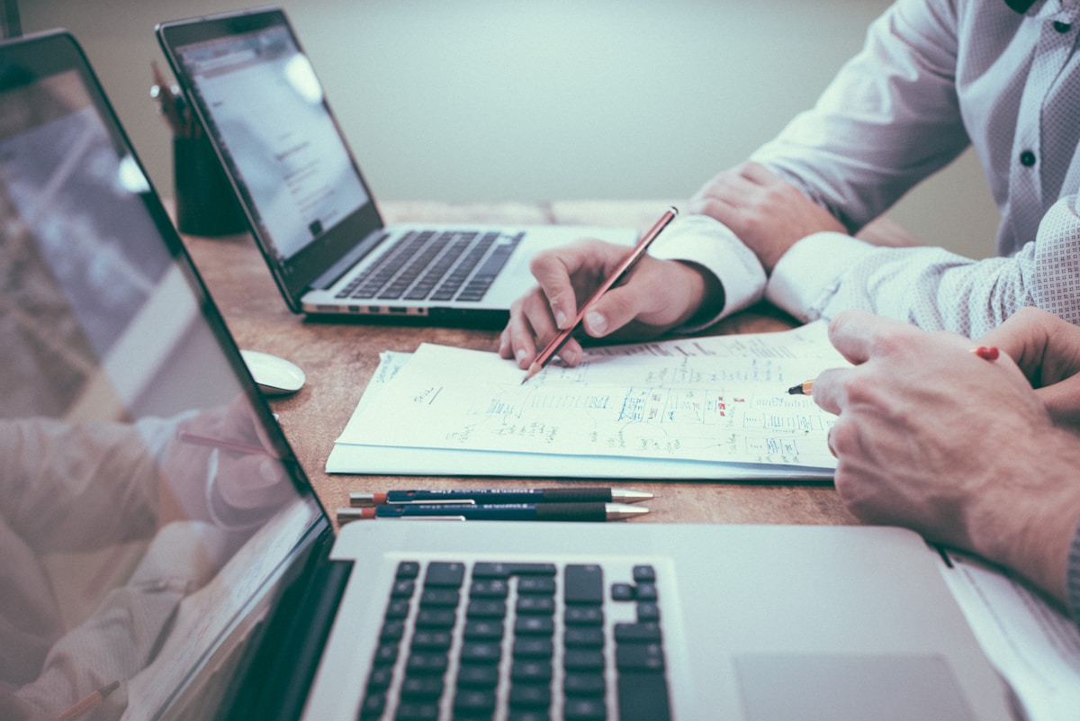 Responsable juridique complétant la checklist des obligations RGPD 2026 pour son entreprise